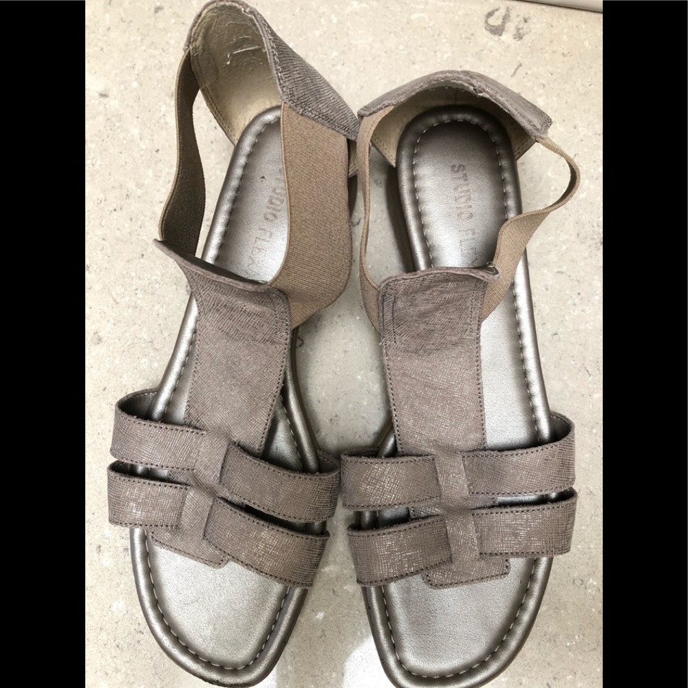 Super comfy stretchy sandals - easy all day wear